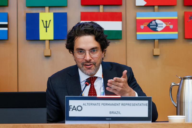 Paulo Chiarelli, Alternate Permanent Representative of Brazil to the UN Food and Agriculture Agencies, highlights how nutrition, agriculture and social protection are being aligned in Brazil to deliver multiple outcomes. Photo: ©FAO/Pier Paolo Cito