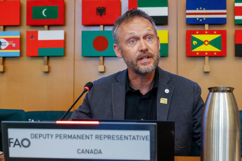 Maarten De Groot, Deputy Permanent Representative of Canada to the UN Agencies in
Rome, moderates a panel discussion on country leadership and implementation of integrated approaches to improving nutrition outcomes. Photo: ©FAO/Pier Paolo Cito